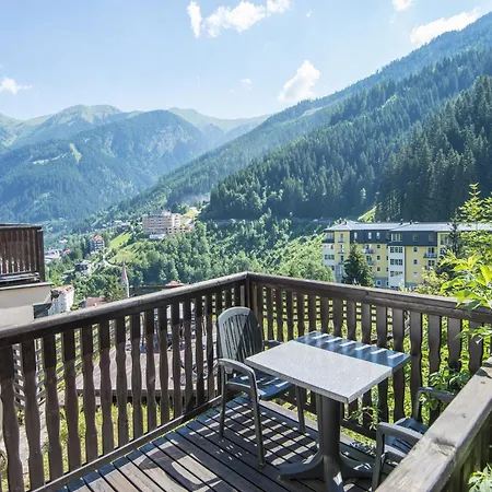 Beautiful With Free Parking Apartment *